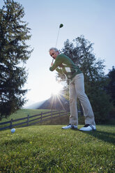 Italien, Kastelruth, Älterer Mann spielt Golf auf dem Golfplatz - WESTF016395