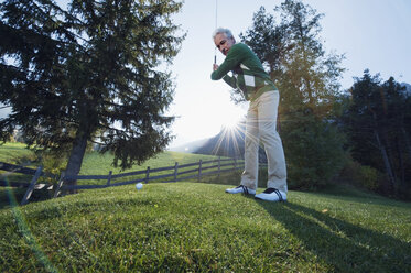 Italien, Kastelruth, Älterer Mann spielt Golf auf dem Golfplatz - WESTF016396