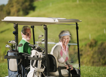 Italien, Kastelruth, Älteres Paar in Golfwagen auf Golfplatz, lächelnd, Porträt - WESTF016426