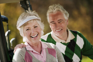 Italien, Kastelruth, Älteres Paar in Golfwagen auf Golfplatz, lächelnd, Porträt - WESTF016428