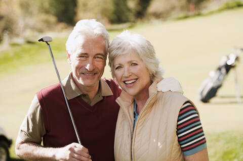 Italien, Kastelruth, Älteres Paar in Golfwagen auf Golfplatz, lächelnd, Porträt, lizenzfreies Stockfoto