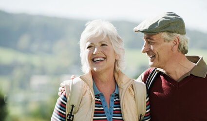 Italien, Kastelruth, Älteres Paar auf Golfplatz, lächelnd - WESTF016434