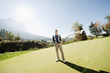 Italien, Kastelruth, Mittlerer Erwachsener Mann mit Golf-Fahne auf dem Golfplatz - WESTF016438