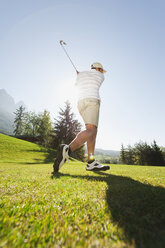 Italien, Kastelruth, Mittlerer Erwachsener Mann spielt Golf auf Golfplatz - WESTF016442