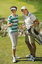 Italien, Kastelruth, Golfspieler auf dem Golfplatz, lächelnd, Porträt - WESTF016494