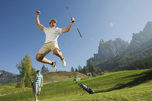 Italien, Kastelruth, Mittleres erwachsenes Paar auf dem Golfplatz - WESTF016497