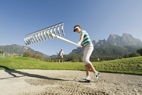 Italien, Kastelruth, Golfspieler auf dem Golfplatz - WESTF016500