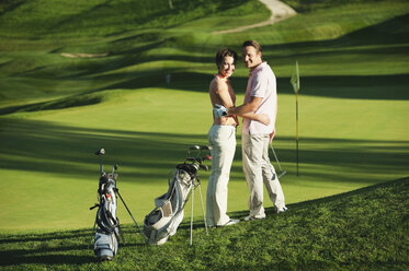 Italien, Kastelruth, Mittleres erwachsenes Paar auf Golfplatz, lächelnd, Porträt - WESTF016509