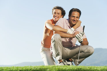 Italien, Kastelruth, Golfspieler auf dem Golfplatz, lächelnd, Porträt - WESTF016524