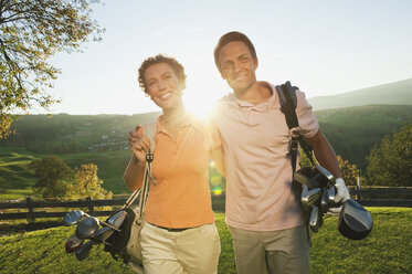 Italien, Kastelruth, Golfspieler mit Golftasche, lächelnd - WESTF016530