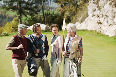 Italien, Kastelruth, Golfspieler auf dem Golfplatz, lächelnd - WESTF016558