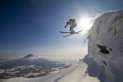 Japan, Hokkaido, Niseko, Man skiing - FFF001144