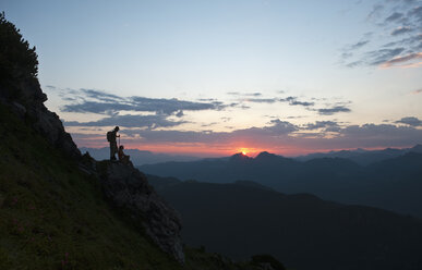 Austria, Salzburg Country, Altenmarkt-Zauchensee, Couple watching sunrise on mountains of Niedere Tauern - HHF003564