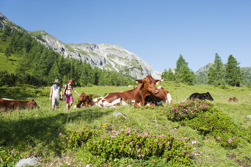 Austria, Salzburg Country, Altenmarkt-Zauchensee, Young couple hiking in mountains of Niedere Tauern - HHF003565