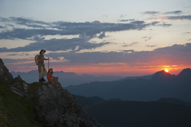 Österreich, Salzburger Land, Altenmarkt-Zauchensee, Pärchen beobachtet Sonnenaufgang in den Niederen Tauern - HHF003571