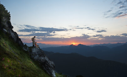 Austria, Salzburg Country, Altenmarkt-Zauchensee, Couple watching sunrise on mountains of Niedere Tauern - HHF003582