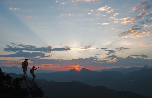 Austria, Salzburg Country, Altenmarkt-Zauchensee, Couple watching sunrise on mountains of Niedere Tauern - HHF003583