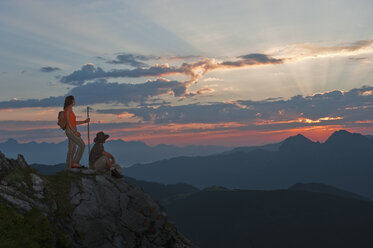 Österreich, Salzburger Land, Altenmarkt-Zauchensee, Pärchen beobachtet Sonnenaufgang in den Niederen Tauern - HHF003586