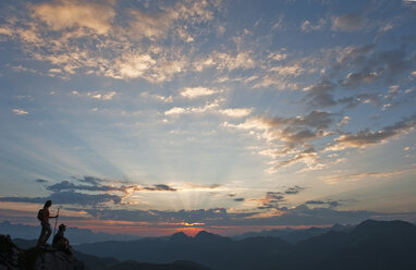 Österreich, Salzburger Land, Altenmarkt-Zauchensee, Pärchen beobachtet Sonnenaufgang in den Niederen Tauern - HHF003587