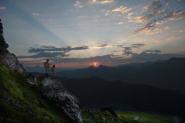 Austria, Salzburg Country, Altenmarkt-Zauchensee, Couple watching sunrise on mountains of Niedere Tauern - HHF003589