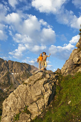 Austria, Salzburg Country, Altenmarkt-Zauchensee, Couple hiking on mountains of Niedere Tauern - HHF003590