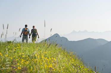 Austria, Salzburg Country, Altenmarkt-Zauchensee, Couple hiking on mountains of Niedere Tauern - HHF003594