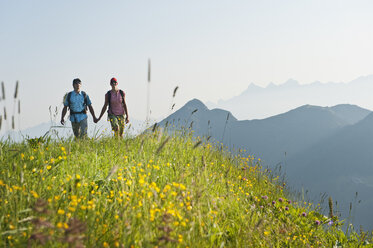 Austria, Salzburg Country, Altenmarkt-Zauchensee, Couple hiking on mountains of Niedere Tauern - HHF003595