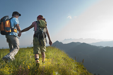 Österreich, Salzburger Land, Altenmarkt-Zauchensee, Pärchenwanderung in den Niederen Tauern - HHF003596