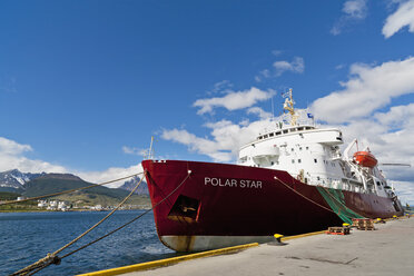 Südamerika, Argentinien, Feuerland, Hafen von Ushuaia, Eisbrecher-Kreuzfahrtschiff Polar Star im Hafen festgemacht - FOF003149