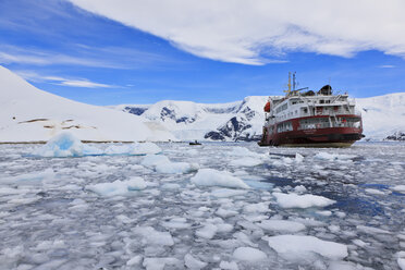 Südatlantik, Antarktis, Antarktische Halbinsel, Gerlache Strait, Neko Harbour, Polar Star Eisbrecher Kreuzfahrtschiff zwischen Eis auf dem Meer - FOF003155