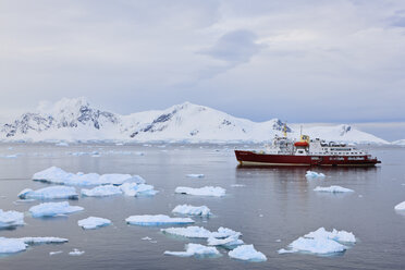 Südatlantik, Antarktis, Antarktische Halbinsel, Gerlache Strait, Paradise Bay, Eisbrecher-Kreuzfahrtschiff Polar Star zwischen Eis auf See - FOF003156