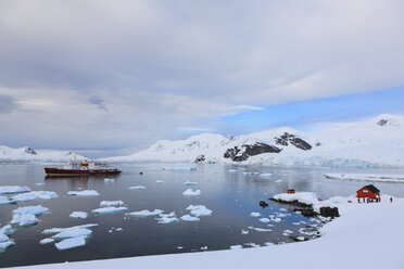 Südatlantik, Antarktis, Antarktische Halbinsel, Gerlache Strait, Paradise Bay, Argentinische Antarktisbasis, Almirante Brown Antarctic Base, Eisbrecher Polar Star Kreuzfahrtschiff auf See - FOF003157