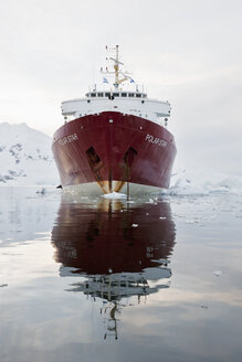 Südatlantik, Antarktis, Antarktische Halbinsel, Gerlache Strait, Paradise Bay, Eisbrecher-Kreuzfahrtschiff Polar Star auf See, Berg im Hintergrund - FOF003158