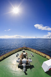 Südatlantik, Antarktis, Antarktische Halbinsel, Gerlache Strait, Eisbrecher-Kreuzfahrtschiff auf See mit Streulicht - FOF003159