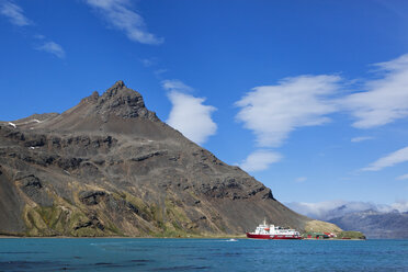 Südatlantik, Vereinigtes Königreich, Britische Überseegebiete, Südgeorgien, Eisbrecher-Kreuzfahrtschiff Polar Star bei Grytviken - FOF003165