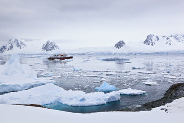 Südatlantik, Antarktis, Antarktische Halbinsel, Lemaire-Kanal, Yalour-Inseln, Eisbrecher-Kreuzfahrtschiff Polar Star zwischen Eisbergen auf See - FOF003173