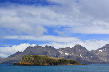 South Atlantic Ocean, United Kingdom, British Overseas Territories, South Georgia, View of mountains with ocean - FOF003184