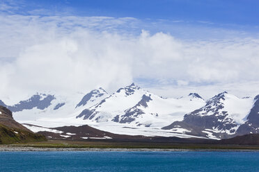 South Atlantic Ocean, United Kingdom, British Overseas Territories, South Georgia, Salisbury Plain, View of mountains with ocean - FOF003185