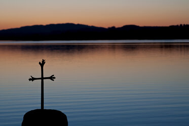 Deutschland, Bayern, Murnau, Sonnenuntergang am Staffelsee - UMF000345