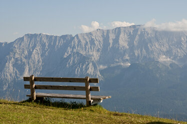 Deutschland, Bayern, Garmisch-Partenkirchen, Blick vom Wank zum Wetterstein - UMF000349