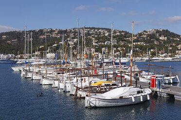 Spanien, Balearische Inseln, Mallorca, Blick auf Fischerboote am Hafen von Andratx - SIEF000647