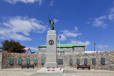 Südatlantik, Vereinigtes Königreich, Britische Überseegebiete, Ost-Falkland, Falklandinseln, Falklands, Stanley, Port Stanley, Blick auf das Kriegsdenkmal von 1982 - FO003234