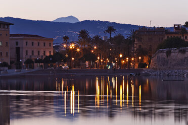 Spanien, Balearische Inseln, Mallorca, Palma de Mallorca, Parc de Mar, Flussufer in der Abenddämmerung - SIEF000662