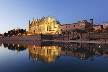 Spain, Balearic Islands, Majorca, Palma de Mallorca, Parc de Mar, Cathedral La Seu - SIEF000663