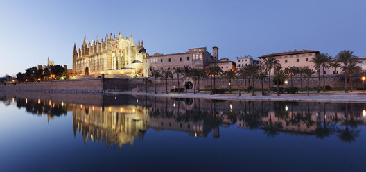 Spain, Balearic Islands, Majorca, Palma de Mallorca, Parc de Mar, Cathedral La Seu - SIEF000664