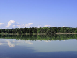 Deutschland, Bayern, Oberbayern, Iffeldorf, Blick auf den Ostersee - SIEF000669