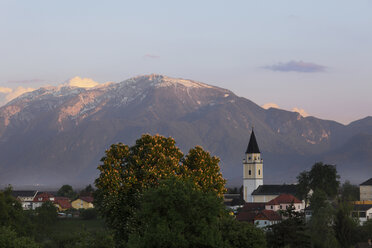 Österreich, Kärnten, Blick auf die Karawanken in der Abenddämmerung - SIEF000674