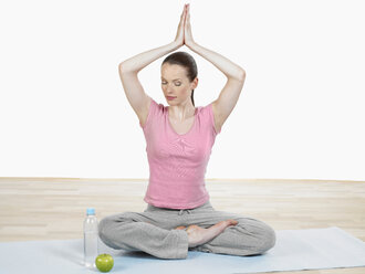 Junge Frau beim Yoga - JLF000329