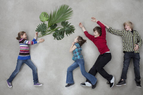 Kinder mit Pflanzen und einem Ökologie-Symbol, lizenzfreies Stockfoto