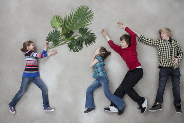 Kinder mit Pflanzen und einem Ökologie-Symbol - BAEF000272